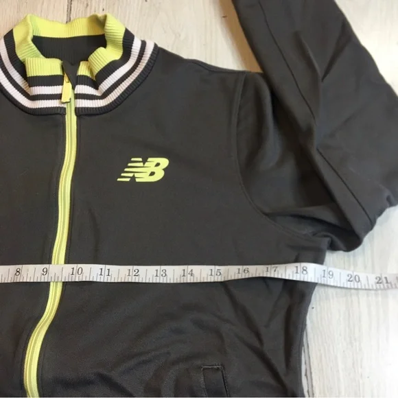 New Balance Ladies Track Jacket SZ Medium Full Zip - Picture 4 of 7